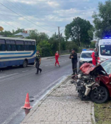 Рейсовий автобус потрапив у ДТП у Великих Мостах: двоє травмованих (ФОТО)