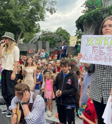 «Было что-то о зазомбированности». Протестующей на концерте Лободы в Харькове оказалась 16-летняя местная жительница