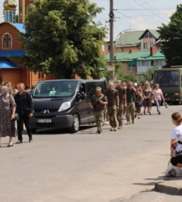 Конфлікт на Хмельниччині: влада спростовує, що віряни УПЦ МП кричали «ганьба» родичам загиблого воїна