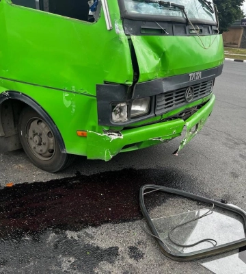 У Харкові маршрутка потрапила в ДТП, є травмований 
