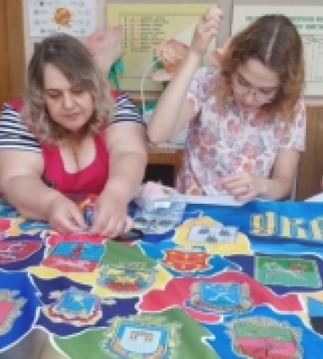 Учні луцького ліцею та їхні батьки бісером вишивають карту України