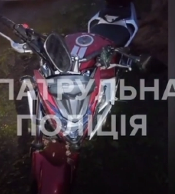 У Зміїнці п&#039;яний мотоцикліст вʼїхав у припарковане авто і втік (відео)