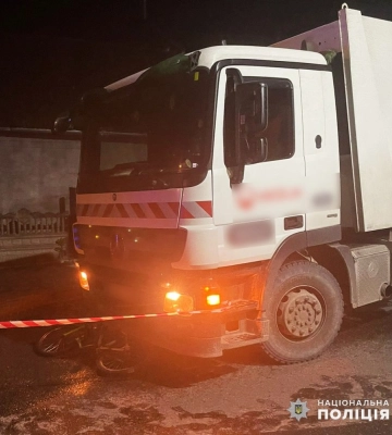 У Чернівцях вантажівка наздогнала велосипедиста, який загинув на місці (ФОТО)