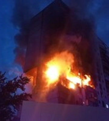 В Киеве раздался взрыв в жилом доме, начался масштабный пожар: на месте ищут людей. Фото и видео