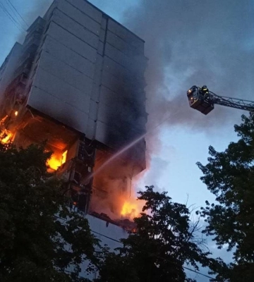 В Киеве раздался взрыв в жилом доме, начался масштабный пожар: на месте ищут людей. Фото и видео