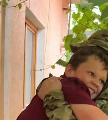 Плакав і не хотів відпускати маму: Мережу розчулила зустріч патрульної з сином, яка повернулася з фронту