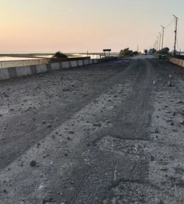 Російські окупанти заявили, що ЗСУ вдарили по Чонгарському мосту в Криму, рух по ньому закрито. ФОТОрепортаж