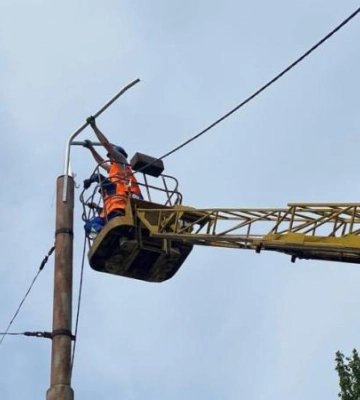 У Дніпрі оновлюють мережі вуличного освітлення