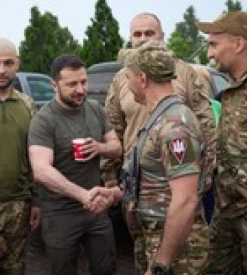 Президент відвідав Донеччину: вручив нагороди та випив кави з військовими