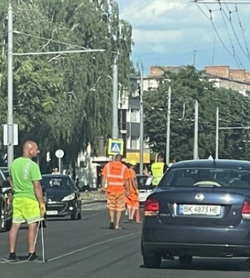 У Луцьку на проспекті Волі починають малювати дорожню розмітку 