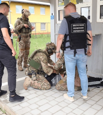 Поліція Закарпаття затримала чоловіка, який намагався купити у матері 11-місячну дитину та продати за 25 тисяч доларів в родину з&amp;hellip;