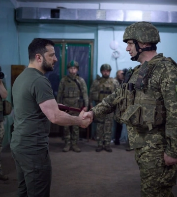 Зеленський відвідав підрозділи ЗСУ, які відзначилися на Бахмутському напрямку, та вручив державні нагороди
