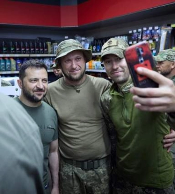 За кавою на заправці: Зеленський під час візиту на Донеччину зустрівся з військовими