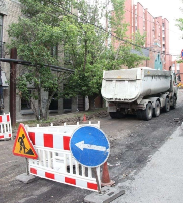 У Дніпрі ремонтують дорогу на Барикадній вулиці: коли завершать