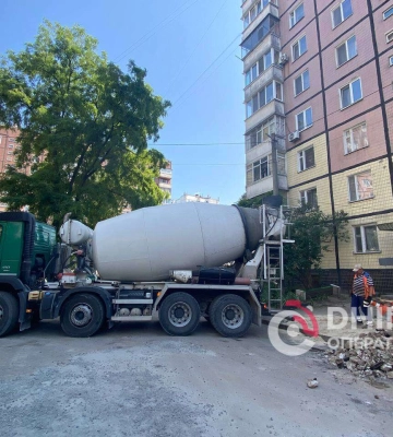 В Днепре на проспекте Мира восстанавливают бордюры и тротуары