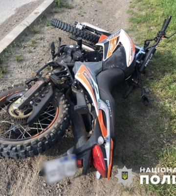 На Буковині мотоцикліст на чималій швидкості врізався в електроопору (ФОТО)