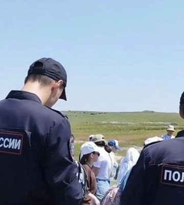 В Крыму россияне задержали трех человек, ехавших с крымскотатарскими флагами