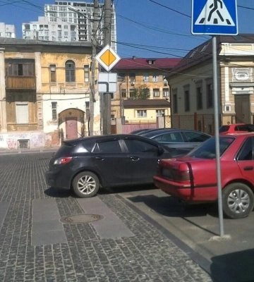 Топ-5 автохамів тижня: у Дніпрі виписали більше 4000 штрафів за неправильне паркування