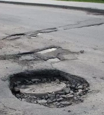 Жителі Ковалівки просять відремонтувати аварійну ділянку дороги
