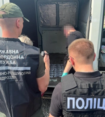 26-річна дівчина з Волині за понад 5 тисяч доларів переправляла ухилянтів за кордон