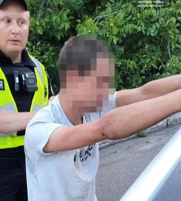 Автокрадій у Миколаєві намагався сховатися від поліцейських у взломаному авто