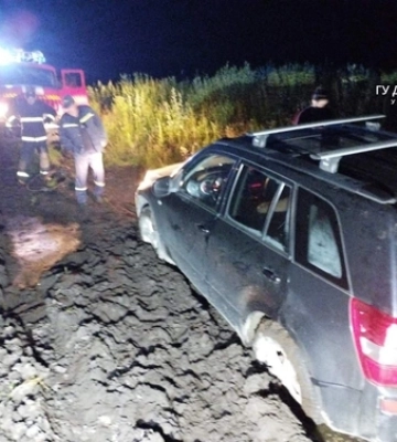 У Рожищі автомобіль застряг у багні: у салоні були вагітна жінка й діти