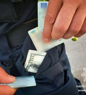 Аби не карали: на Волині п'яний водій DAF пхав патрульному в кишеню 100 доларів