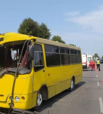 У Вінниці в аварії за участю автобуса та вантажівки травмувалися п&#039;ятнадцять людей