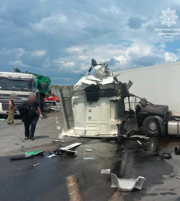 На Кіровоградщині зіштовхнулися вантажівки: є постраждалий