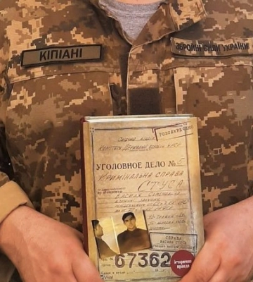«Благодарность за сопротивление Лободе». Вахтанг Кипиани подарил 16-летней Дарине Вдовенко из Харькова две свои книги