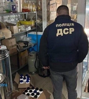 В Одесі викрили підпільне виробництво «брендових» парфумів