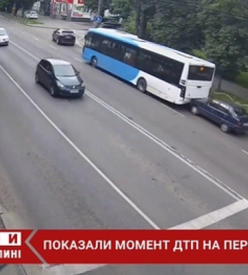 Дві маршрутки та «славута»: показали момент ДТП на Перемоги у Луцьку (відео)
