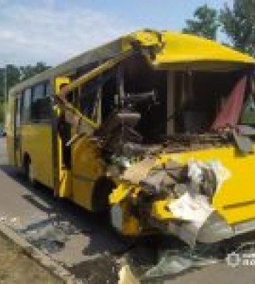 У Вінниці заміський автобус потрапив у ДТП: жахливі наслідки