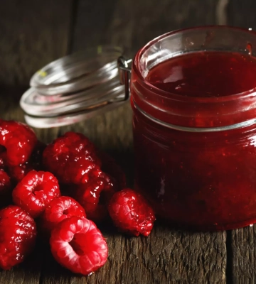 Для любителей сладкого: приготовим очень вкусное густое малиновое варенье