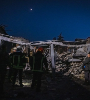 Рятувальники ліквідовують наслідки ракетного удару у Краматорську