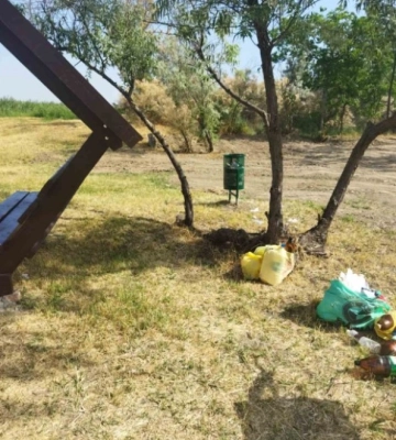 На Одещині зону відпочинку перетворили на смітник
