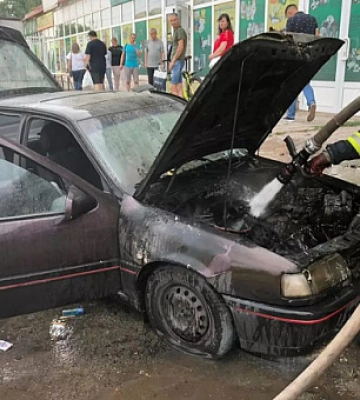 В Кривом Роге горел легковой автомобиль