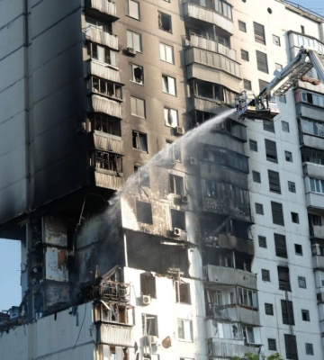 У Києві пролунав вибух у житловому будинку, почалася масштабна пожежа: на місці шукають людей. Фото і відео