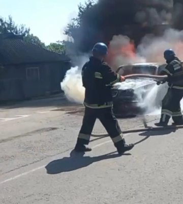 У Білопіллі рятувальники двічі приборкували пожежі авто