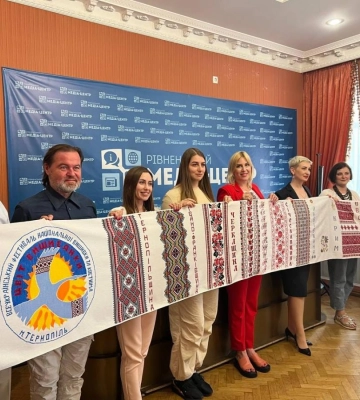 З Рівненщини на Хмельниччину передали вишитий рушник єднання