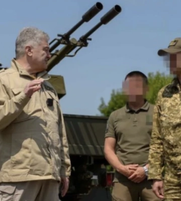 Петро Порошенко передав вантажівки для зенітних установок бригаді Повітряних cил ЗСУ