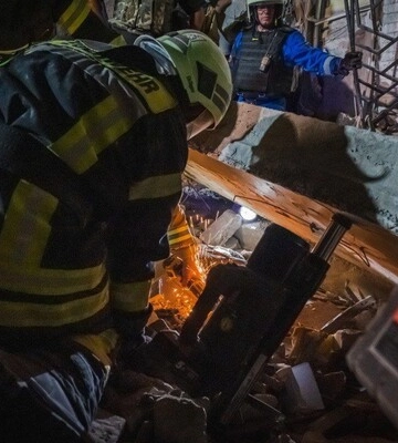 Удар по Краматорську: рятувальники дістали тіла восьми загиблих, серед них троє дітей