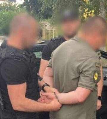 У Кропивницькому військовослужбовця спіймали на хабарі у 5000 доларів