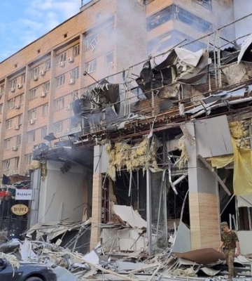 Волонтери з Нідерландів вціліли дивом. Відео перших хвилин після удару Росії по багатолюдному кафе в центрі Краматорська