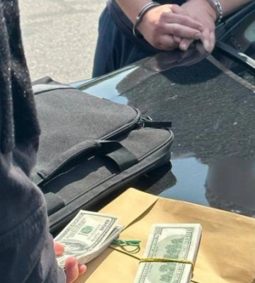 На Київщині затримали сільського голову та двох службовців сільради на одержанні 20 тисяч доларів хабаря від забудовника