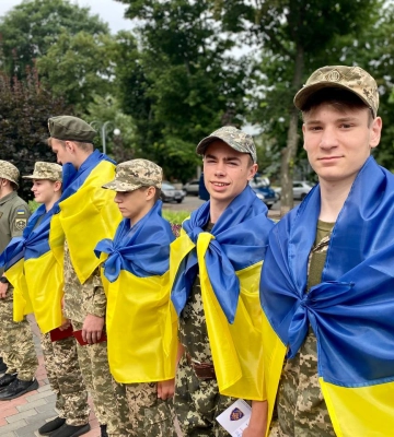Черкаські школярі отримали почесні відзнаки “Відмінник Захисту України”