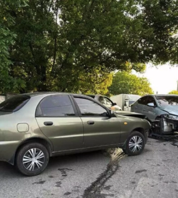 У Дніпрі зіткнулися авто: постраждали двоє людей