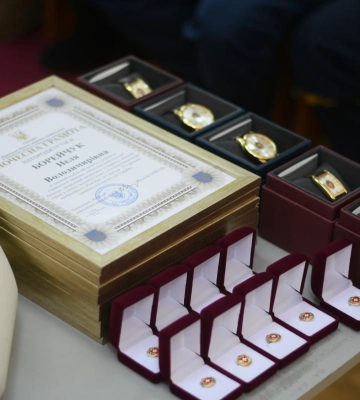 У Рівному рятувальники, правоохоронці, військові та держслужбовці отримали відзнаки з нагоди відзначення Дня Коституції України