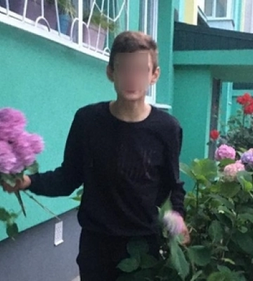 Матюкався і погрожував: агресивний підліток обчистив клумби біля луцького будинку 