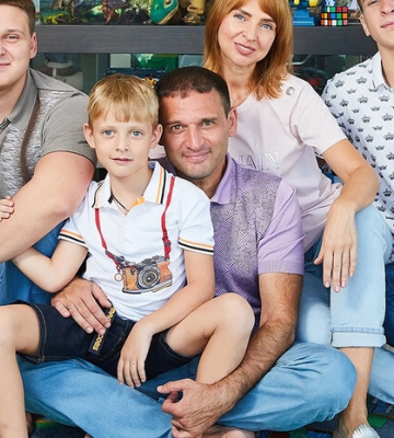 Під час війни ексрегіонал Добкін і його сини регулярно катаються за кордон Під час війни ексрегіонал Добкін і його сини регулярно катаються за кордон